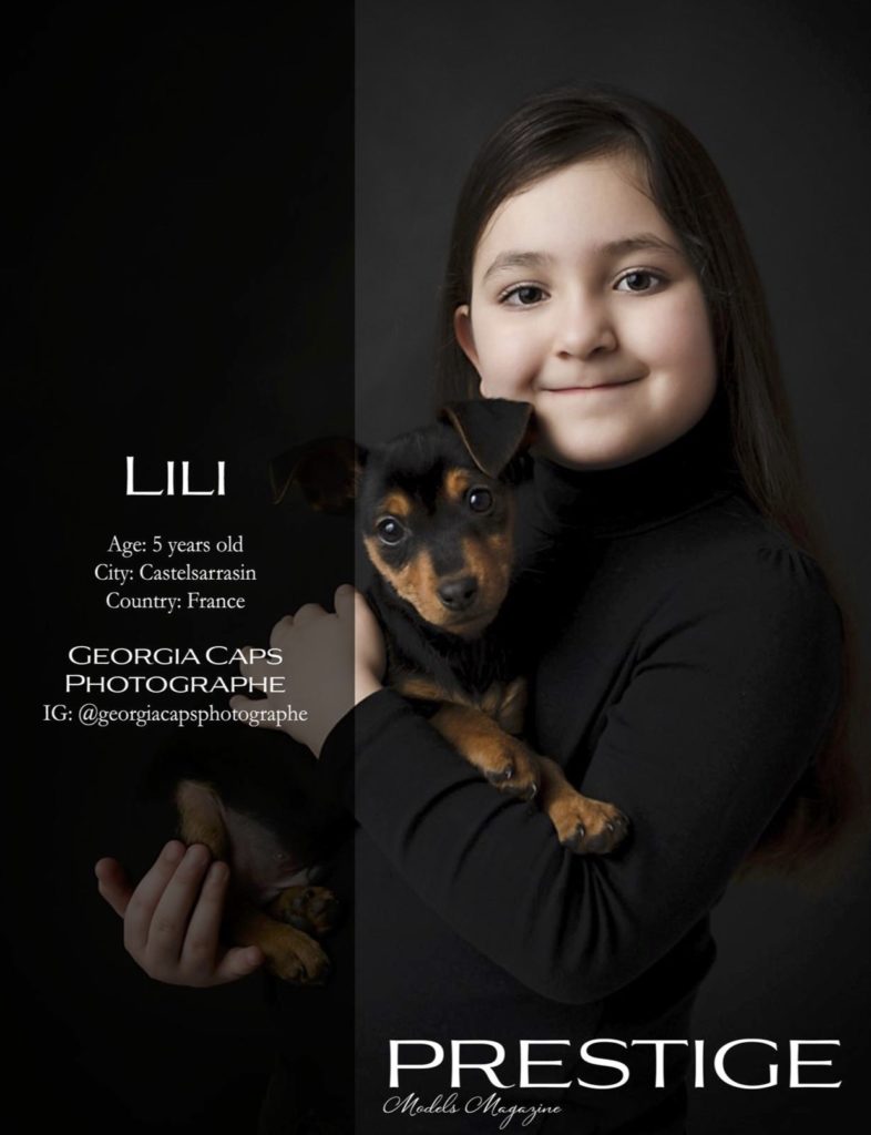 Petite fille avec son petit chien dans les bras