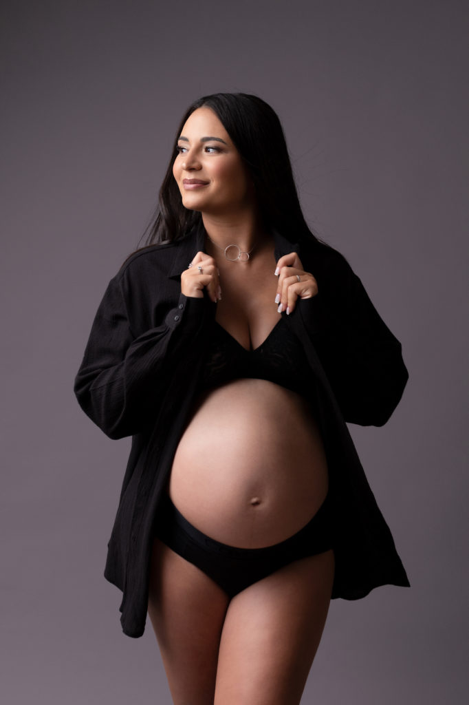 Femme enceinte en sous-vêtements et chemise ouverte noirs